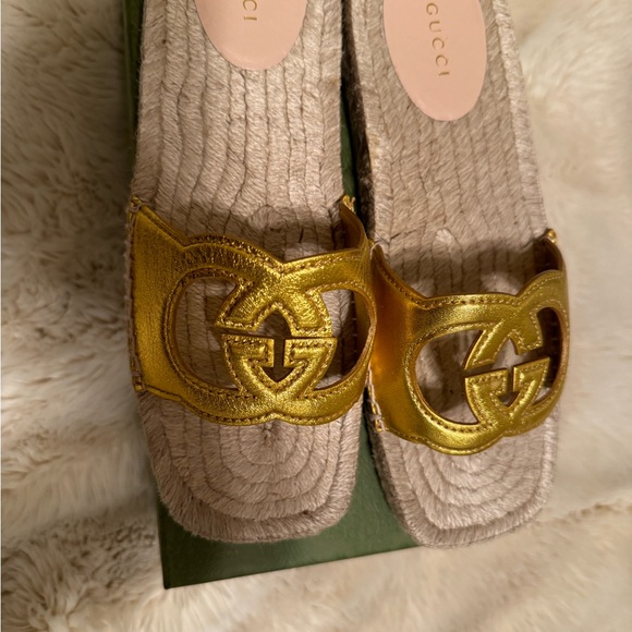 Authentic Gucci Gold interlocking shoes. Like new, worn once - Picture 3 of 6
